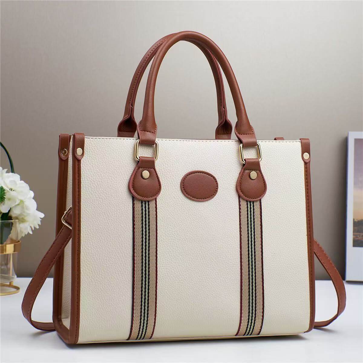 Shopper with Stripe Detail: Structure Meets Sporty Elegance